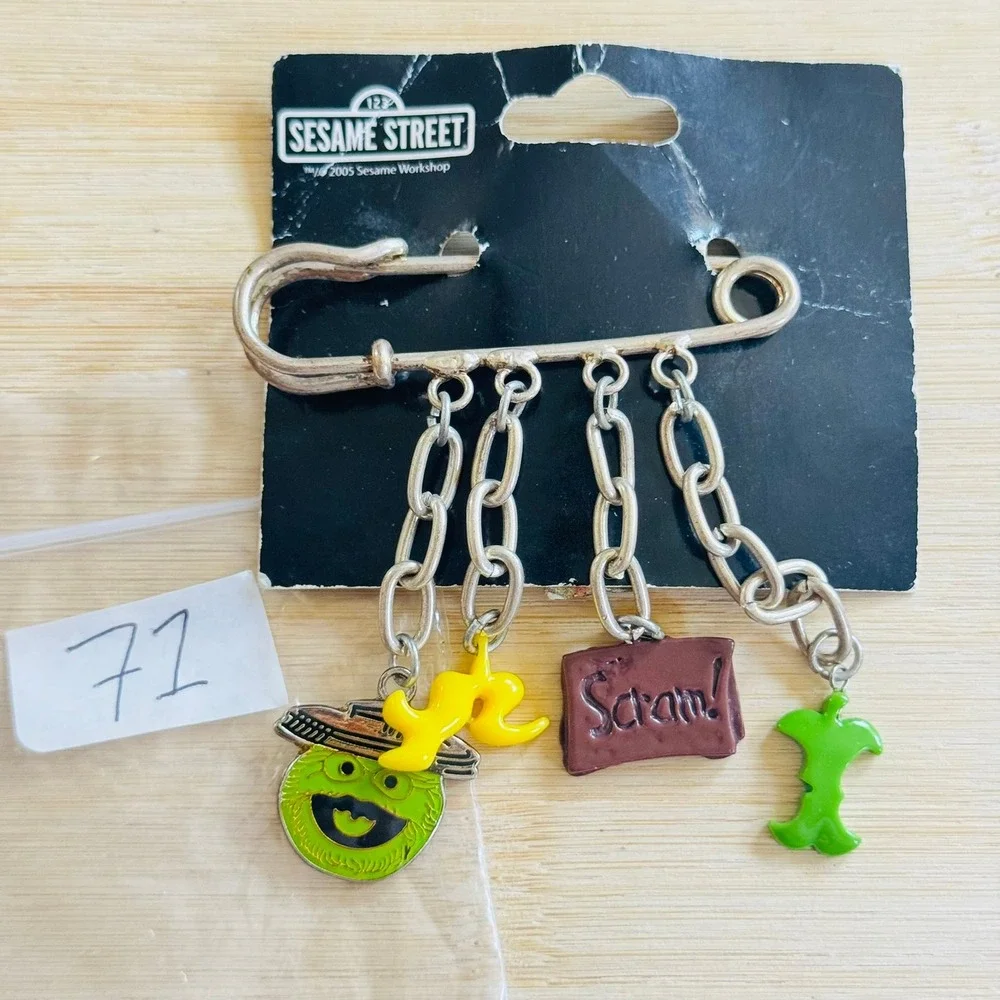 VTG 2005 Sesame Street Oscar Scram Brooch Pin Figural Charm‎ Dangle Y2K